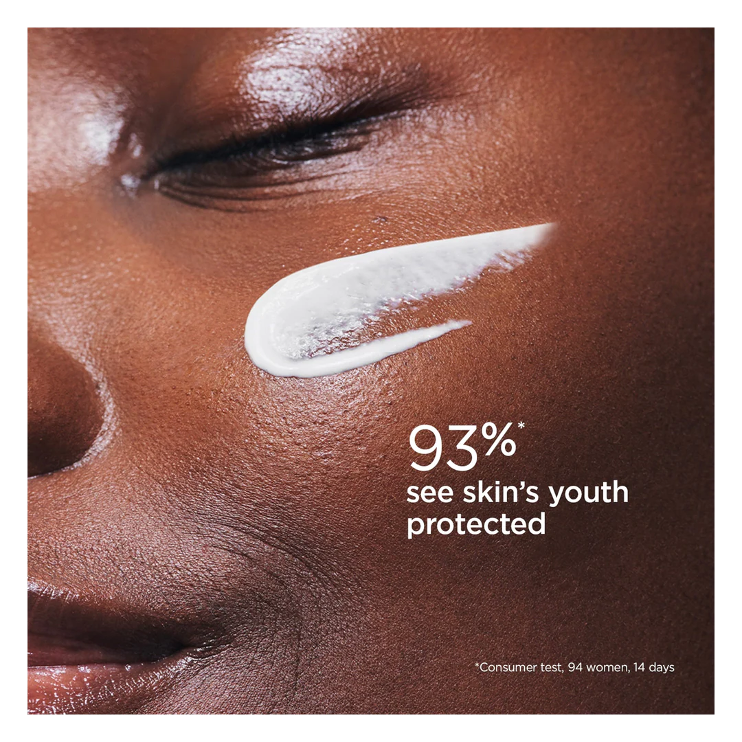 Clarins Youth-protecting Sunscreen Very High Protection SPF50+ - Image 4